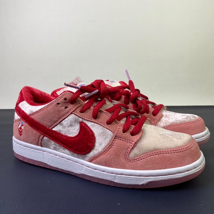 Nike SB Dunk Low StrangeLove Skateboards