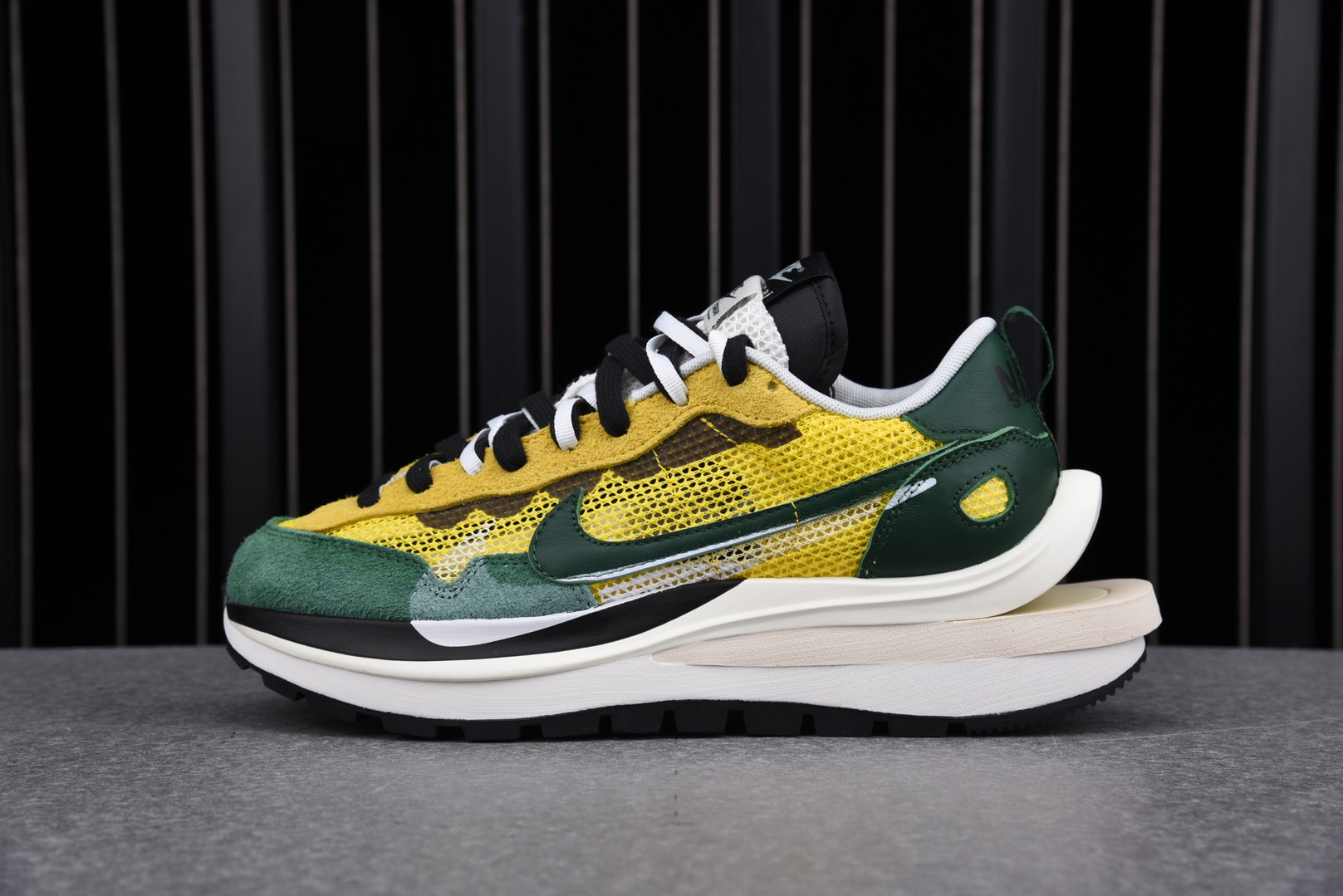 Nike Vaporwaffle sacai Tour Yellow Stadium Green