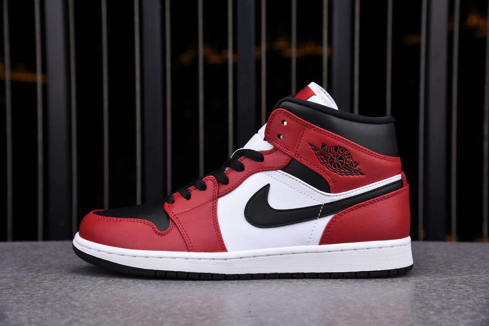 Jordan 1 Mid Chicago Black Toe