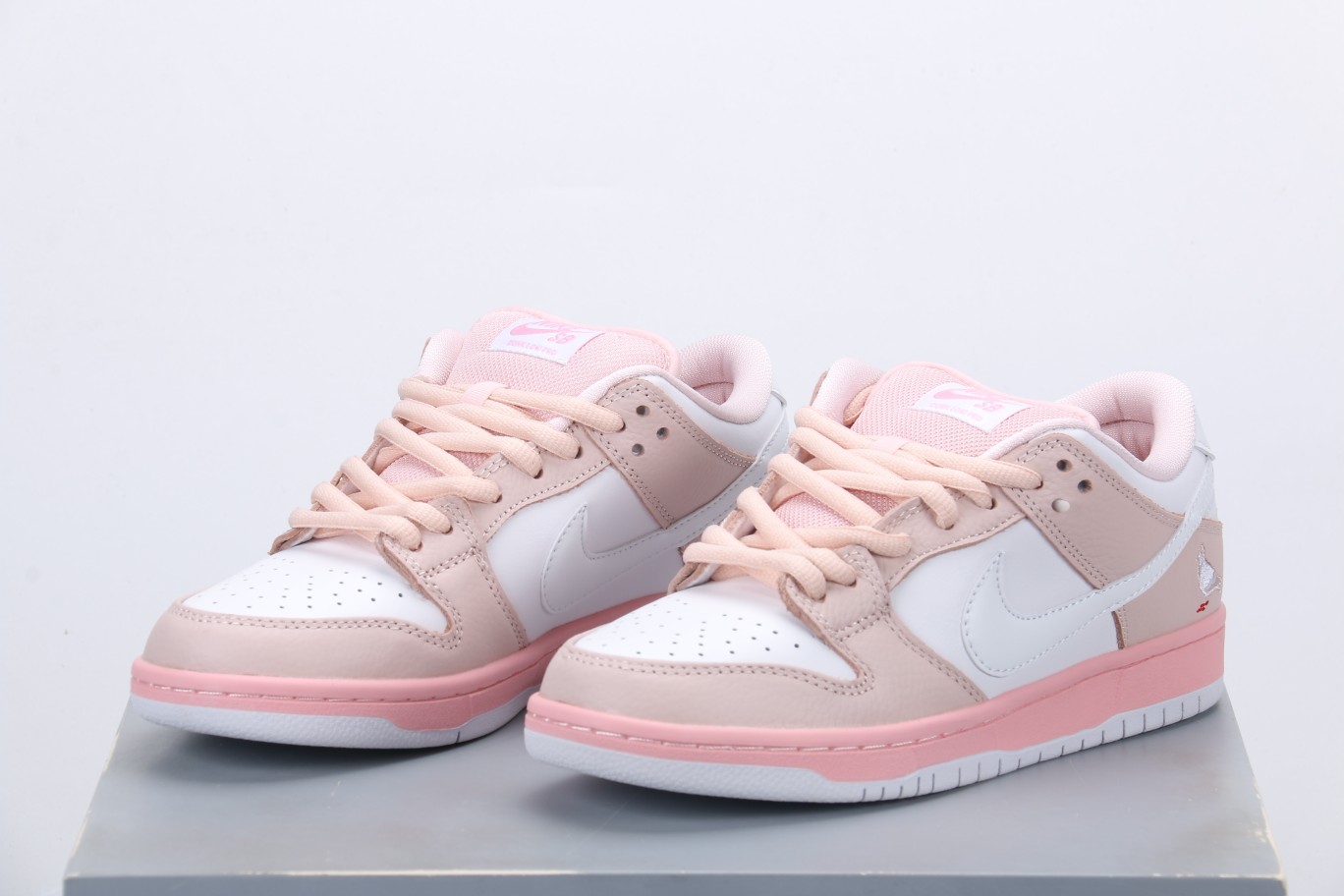 Nike Dunk SB Low pink pigeon