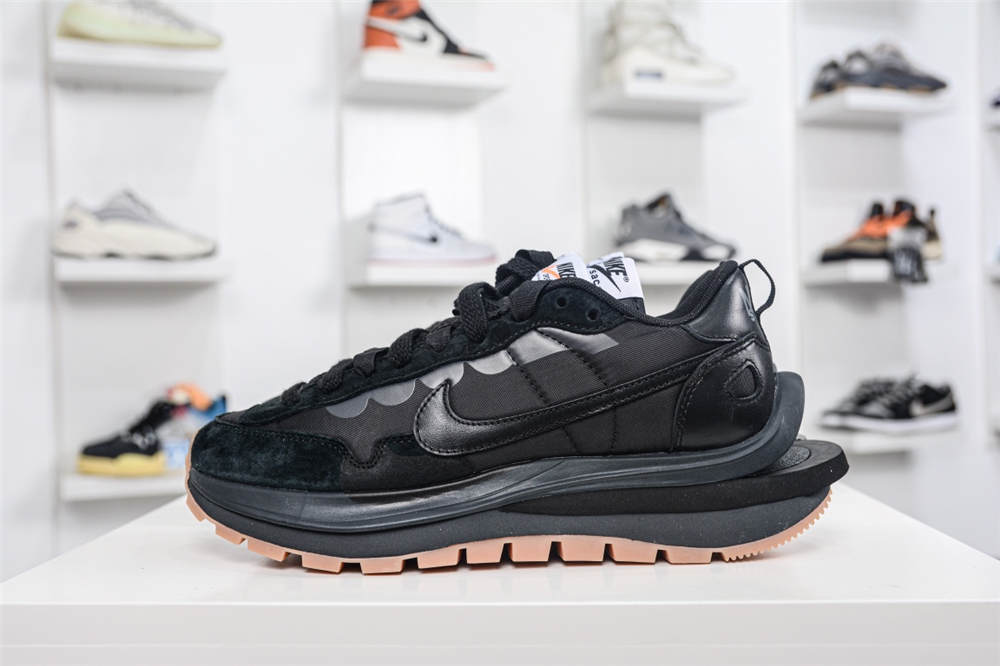 Nike Vaporwaffle sacai Black Gum