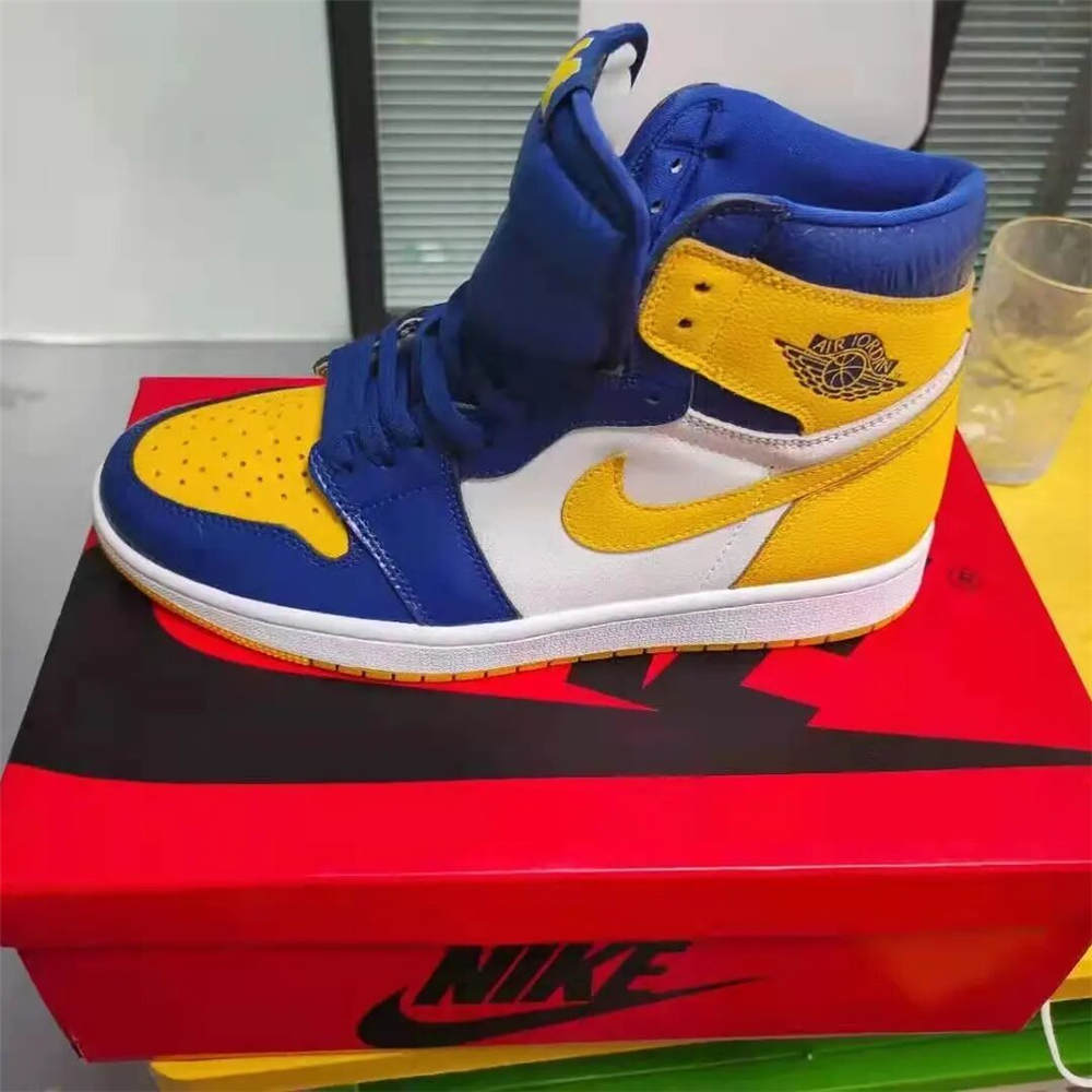 Air Jordan 1 Michigan PE