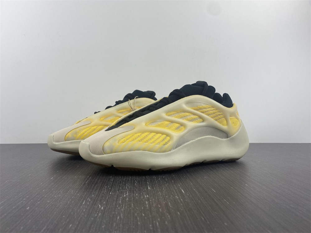 Yeezy 700 V3 Mono Safflower HP5425